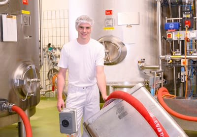 Mann in der Produktionshalle
